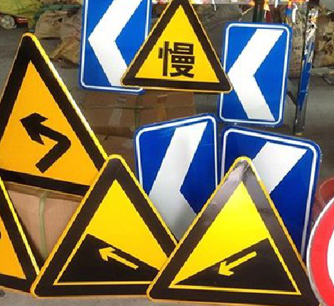 若尔盖标识标牌中颜色的确定是很重要的。